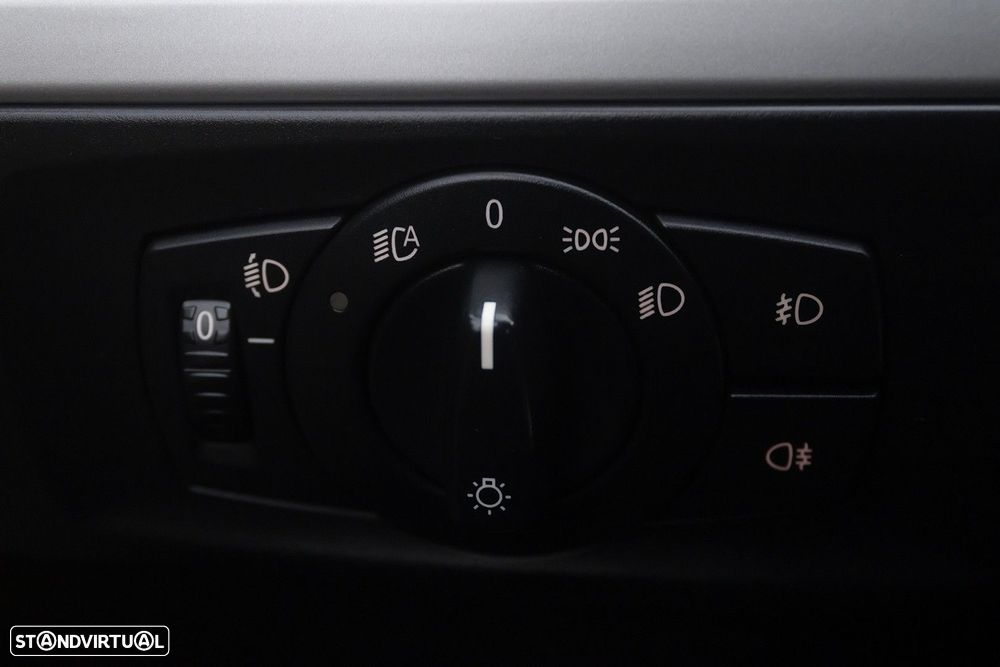 BMW 318 d Touring - 16