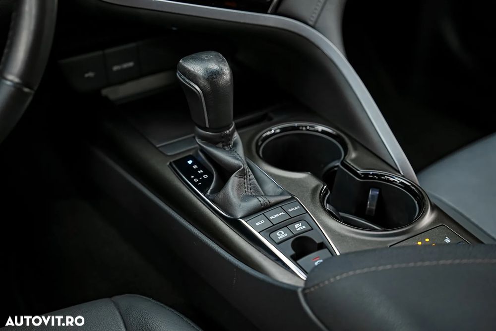 Toyota Camry Luxury - 33