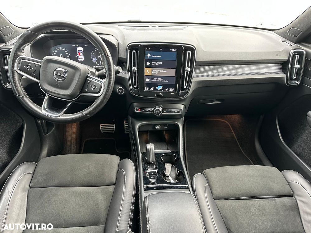 Volvo XC 40 B4 AT8 AWD Mild Hybrid Momentum Pro - 9