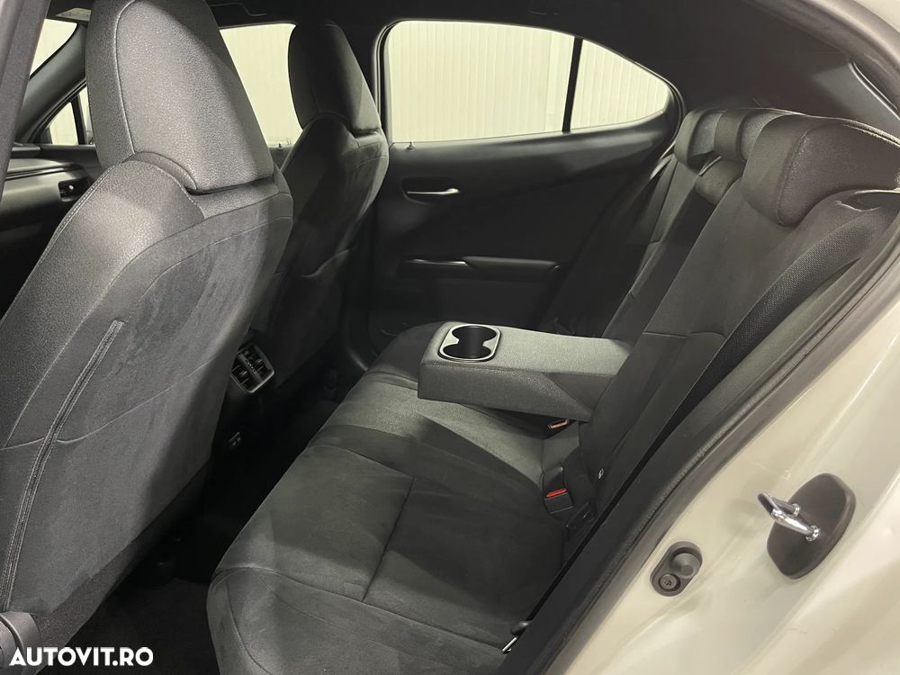 Lexus UX 250h Business Edition - 11