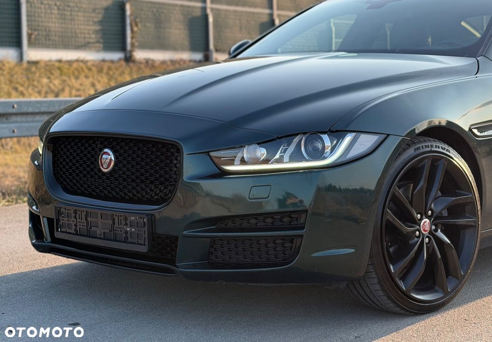 Jaguar XE 2.0 D R-Sport - 16