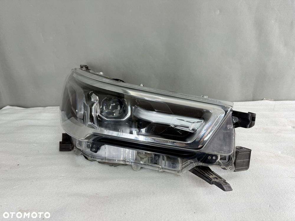 Reflektor lampa Przód strona prawa Toyota Hilux VIII 8 LIFT 1EJ-923368-040A