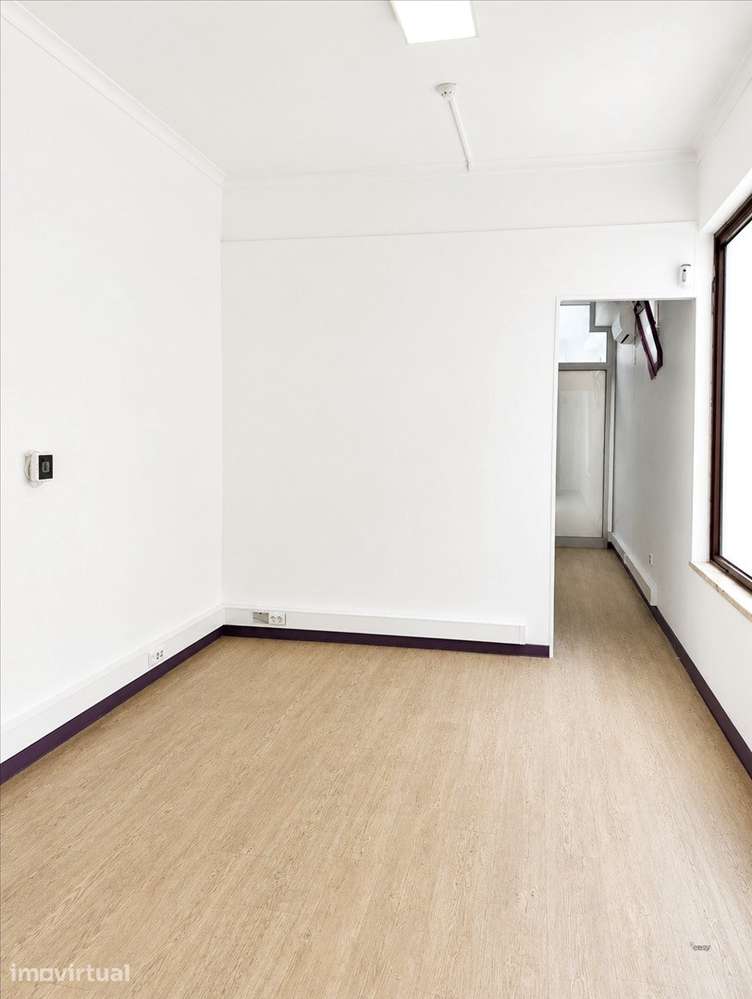 Loja Remodelada para Arrendamento na Ramada | 87 m² | €1.100/mês - Grande imagem: 2/9