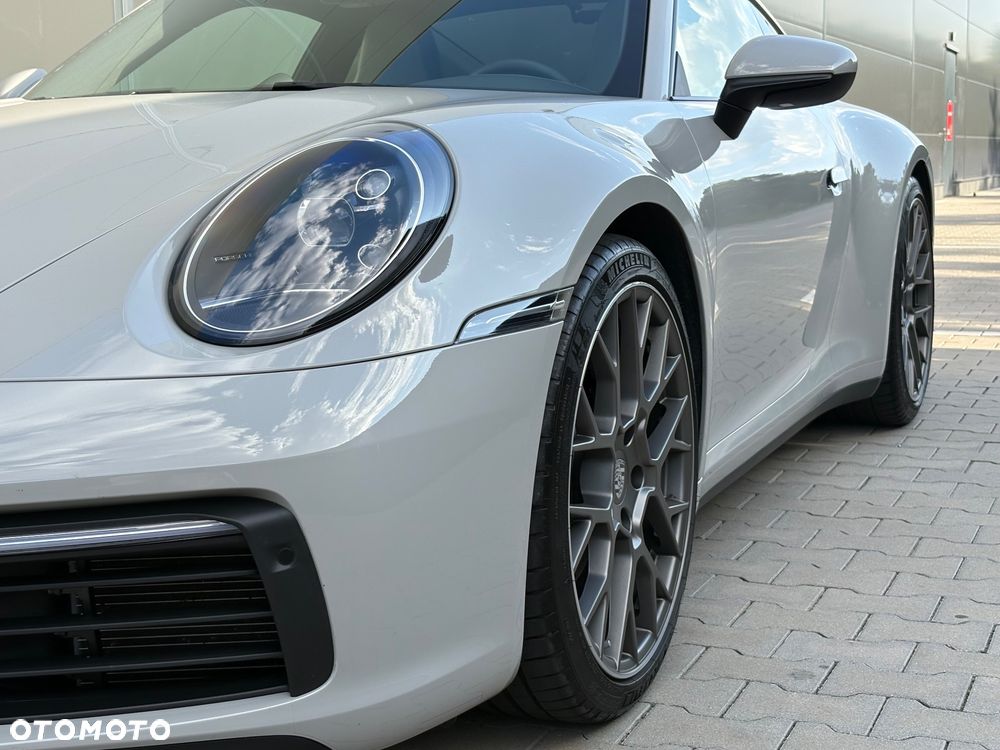 Porsche 911 Carrera 4 - 6