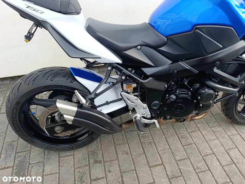 Suzuki GSR - 24