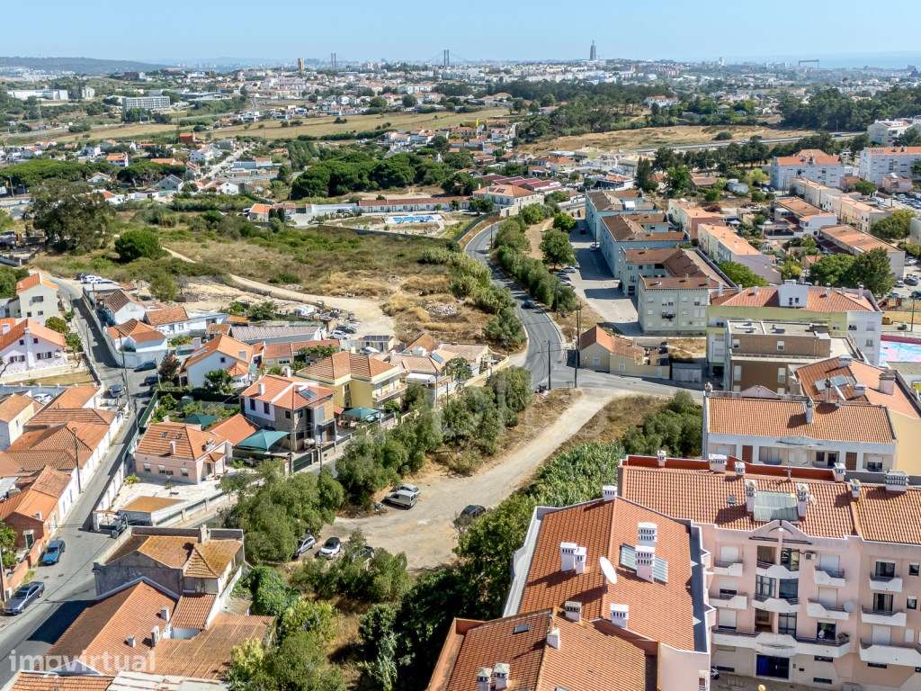 Prédio em ruína, na Charneca da Caparica. - Grande imagem: 5/13