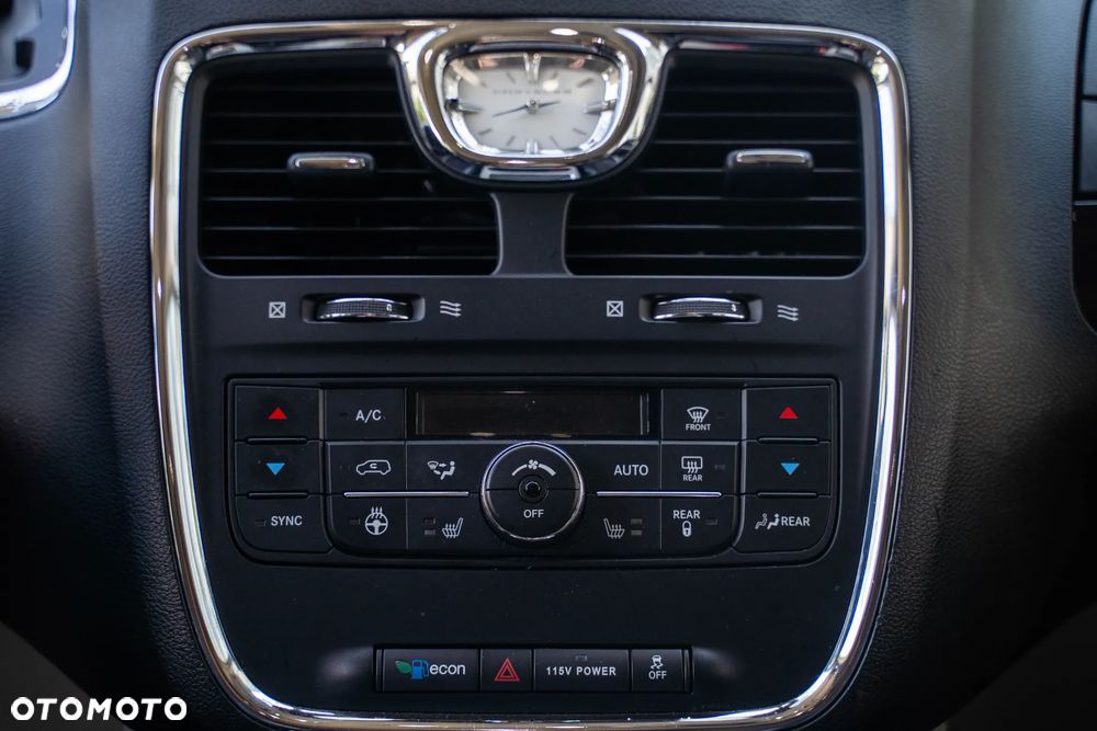 Chrysler Town & Country 3.6 Limited - 13
