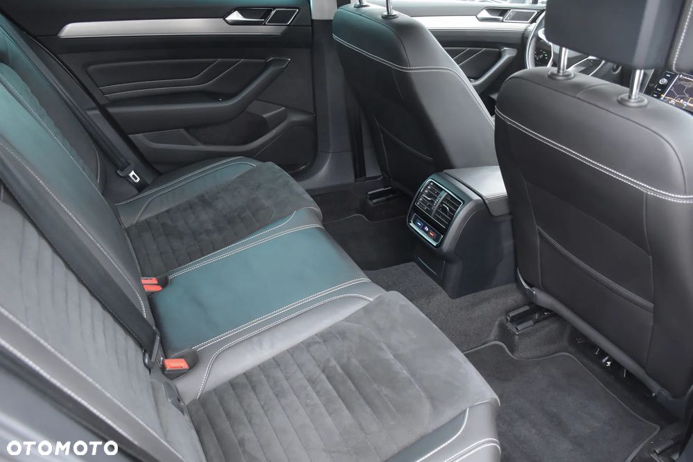 Volkswagen Passat 2.0 TDI SCR DSG 4Motion Elegance - 31