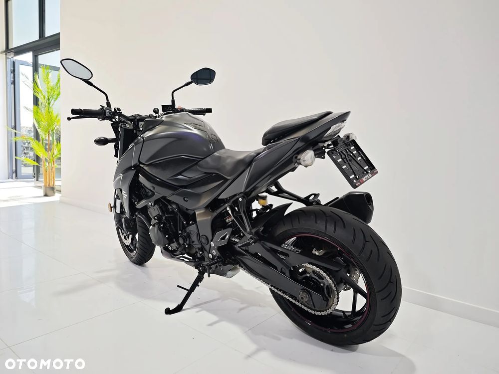 Suzuki GSX - 13