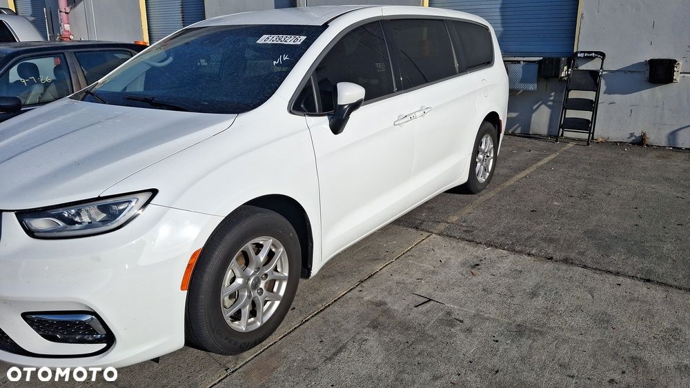 Chrysler Pacifica 2023 photo 2