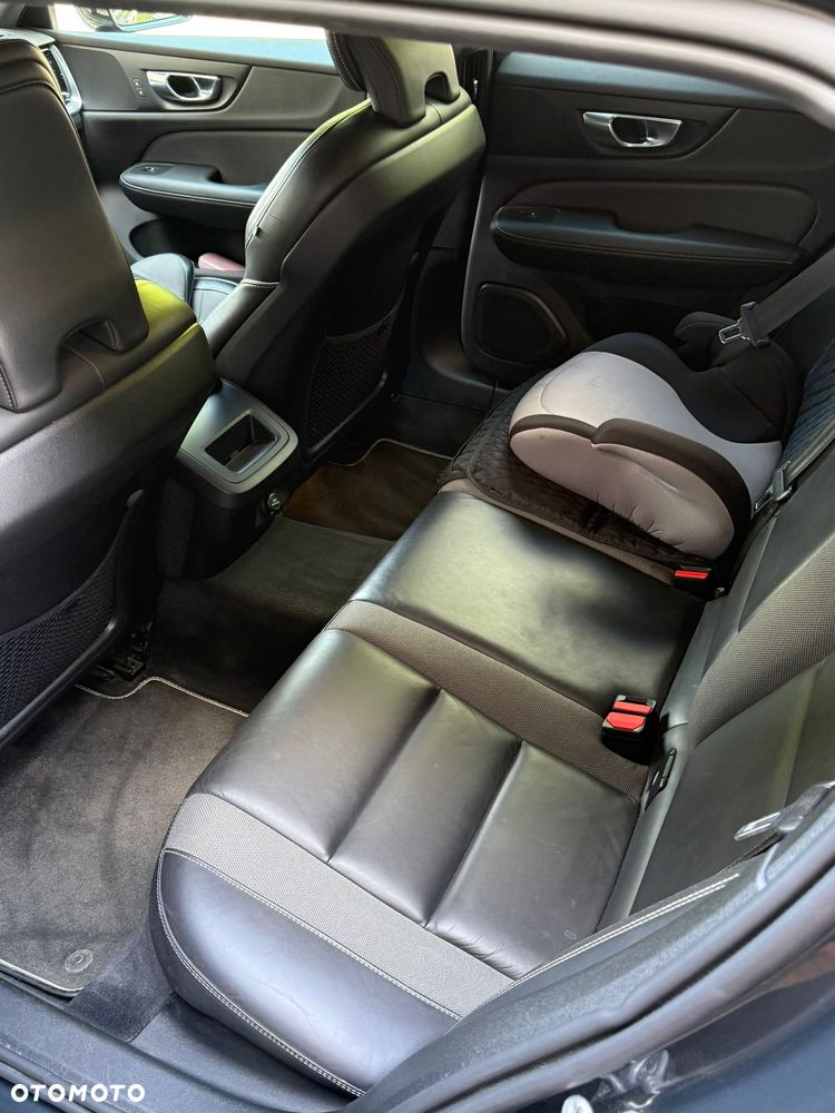 Volvo V60 T4 R-Design - 3