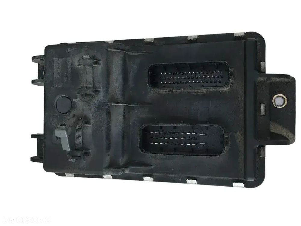 SKRZYNKA PUSZKA BEZPIECZNIKÓW CENTRALKA ELEKTRYCZNA SCANIA R S 2558273 - 2