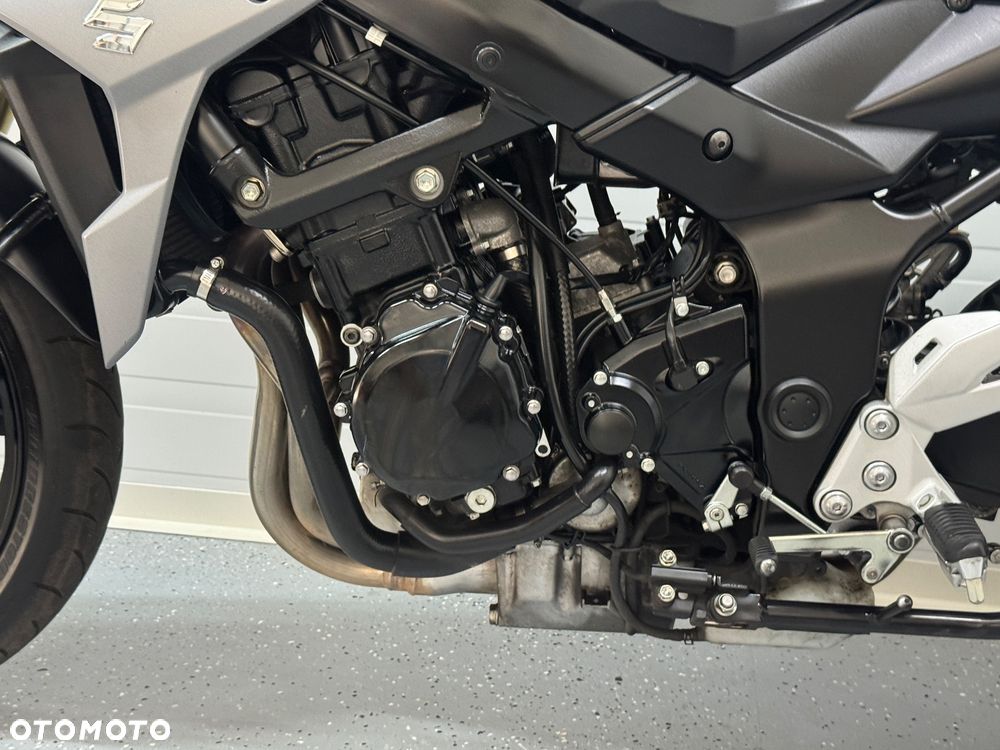 Suzuki GSR - 21