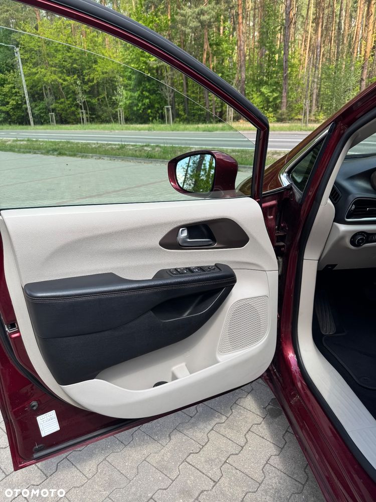 Chrysler Pacifica - 11
