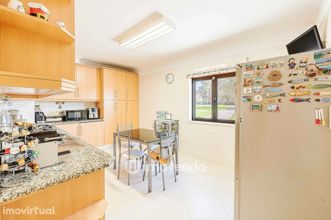 Apartamento T2, com estacionamento e arrecadação, em Vialonga - Grande imagem: 2/50