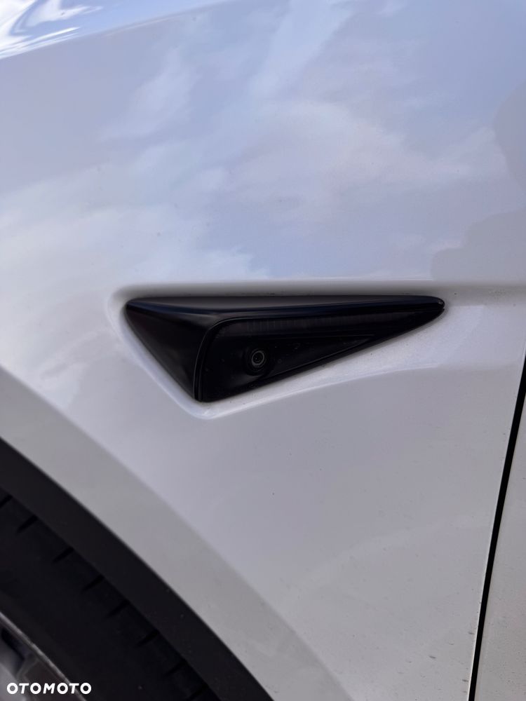 Tesla Model Y Long Range AWD - 32