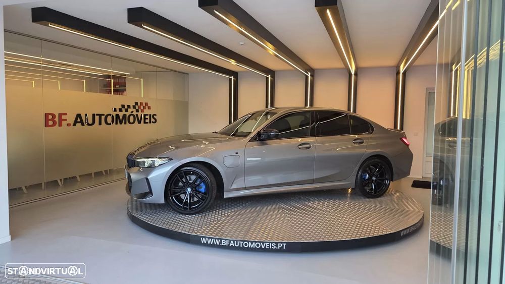 BMW 320 e Pack Desportivo M Auto - 13