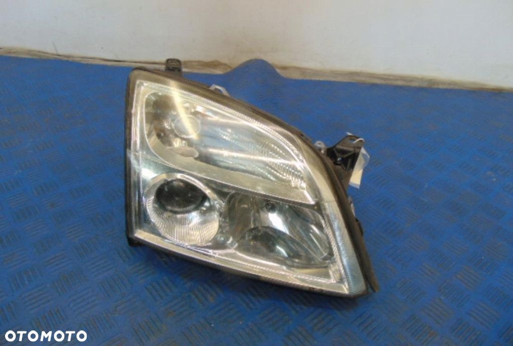 OPEL VECTRA C SEDAN REFLEKTOR PRAWY STAN WIDOCZNY NA ZDJĘCIU - 1