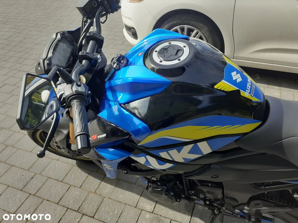 Suzuki GSX - 16