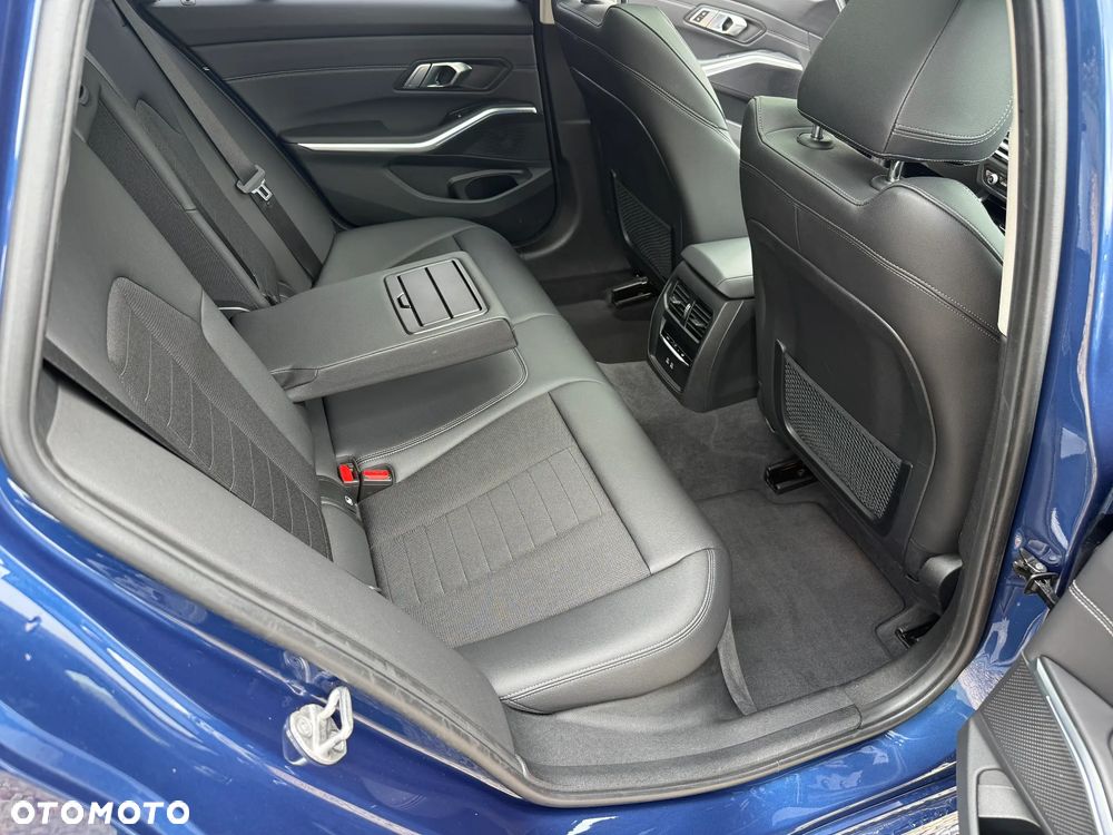 BMW Seria 3 320e M Sport - 31