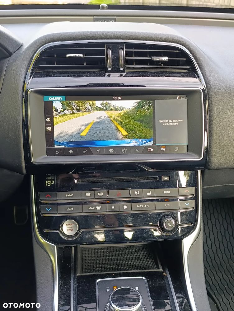 Jaguar XE - 10