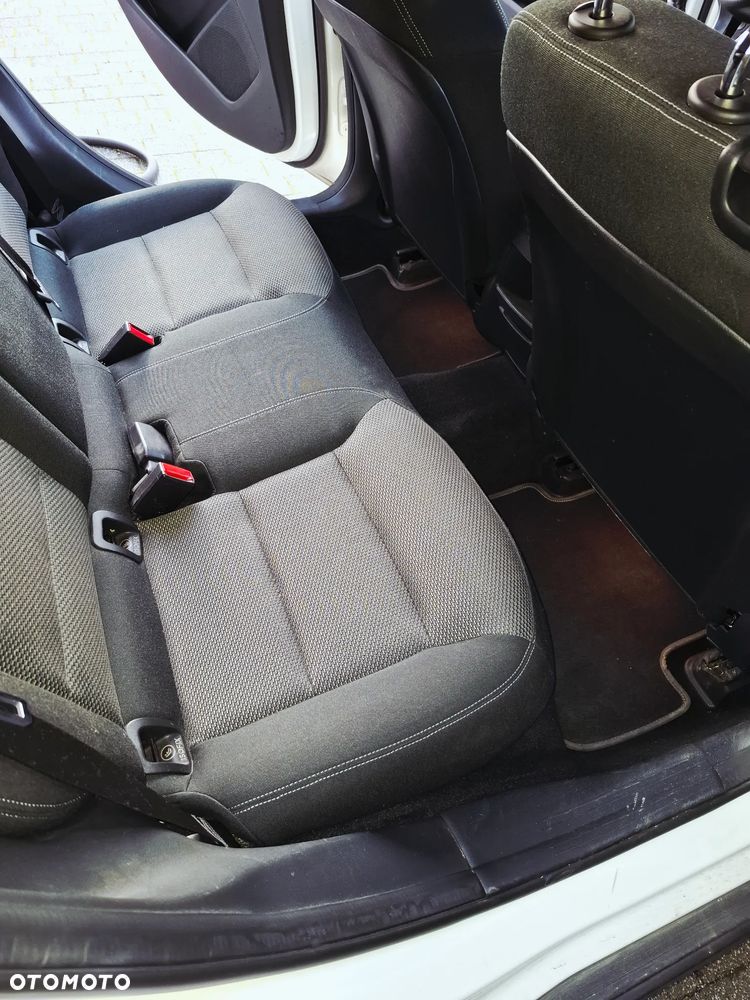 Mercedes-Benz GLA - 16