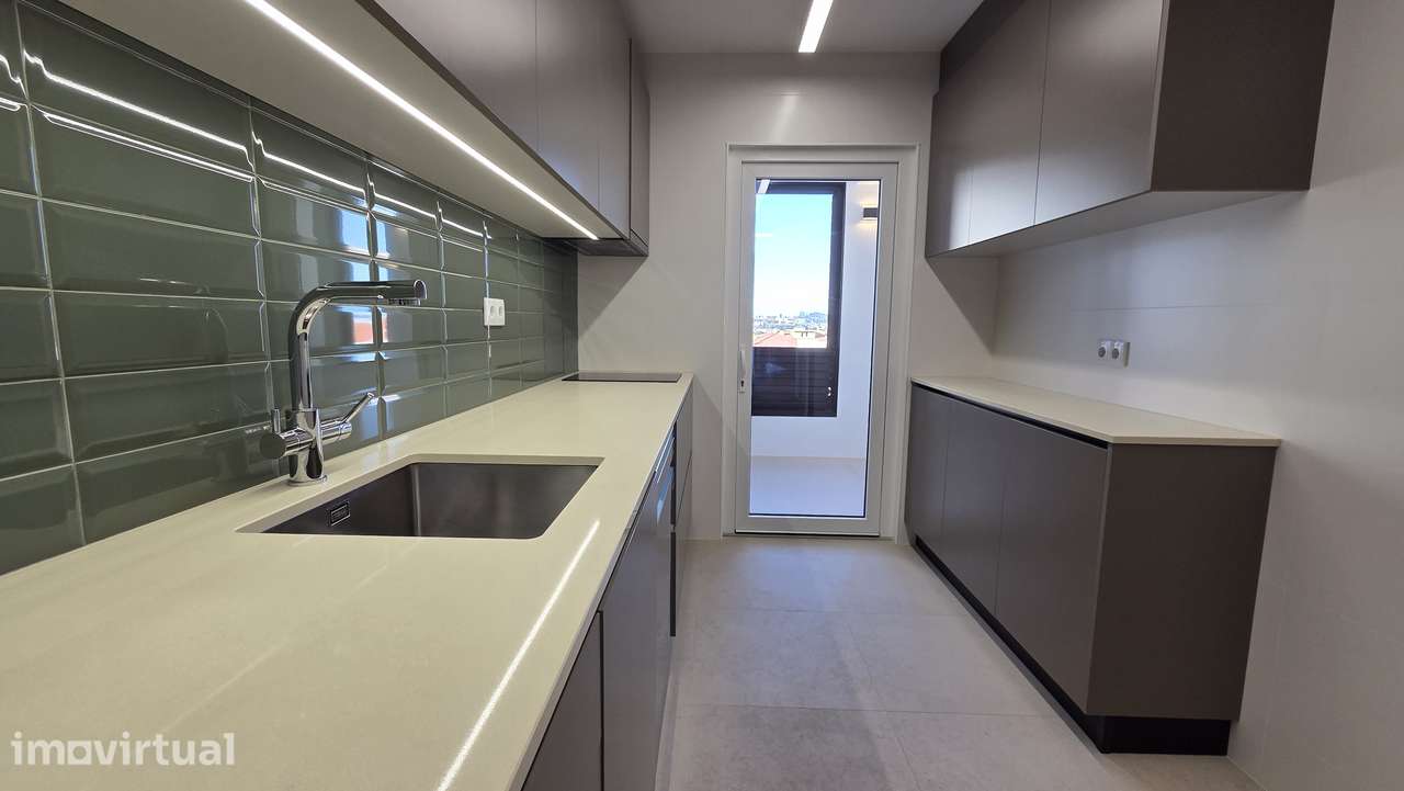 T2 Remodelado c/ Garagem Box e Vista Panorâmica | Paço de Rei - Grande imagem: 4/23