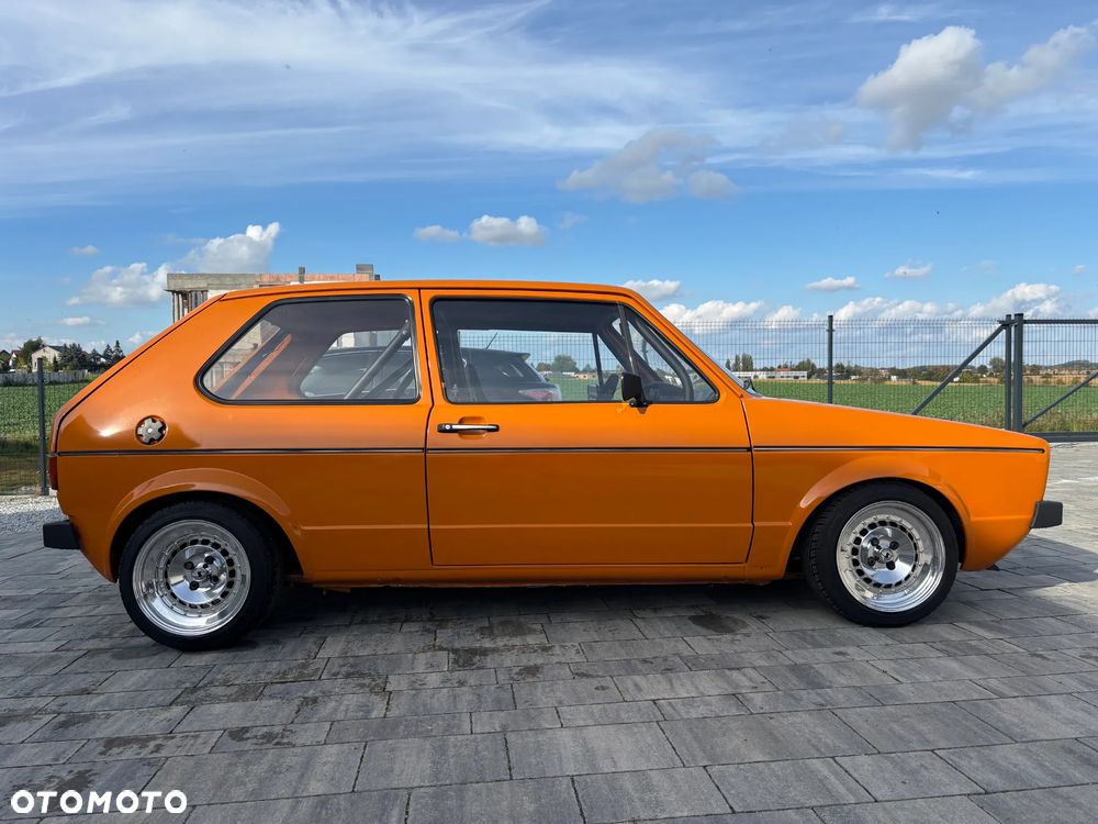 Volkswagen Golf 1.1 L - 16