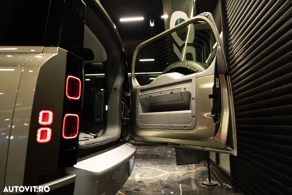Land Rover Defender 110 2.0 P300 SE - 18