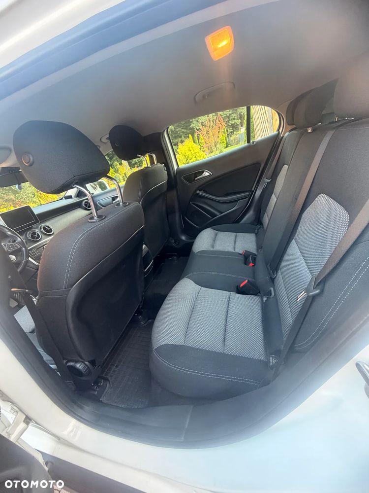 Mercedes-Benz GLA 180 Urban - 10