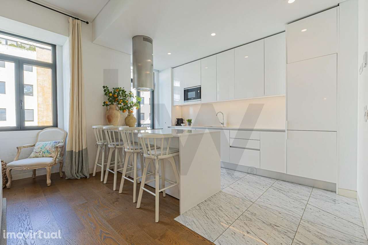 Apartamento T2 com Garagem e Varandas junto à Avenida da Liberdade - Grande imagem: 5/46