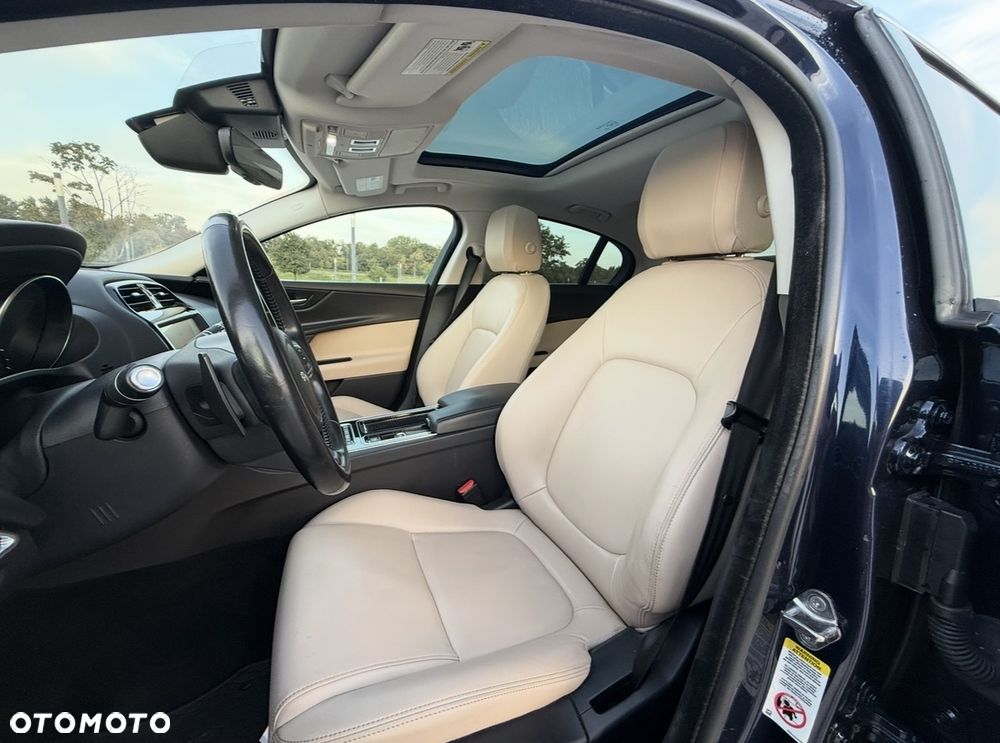 Jaguar XE 25t AWD Prestige - 15