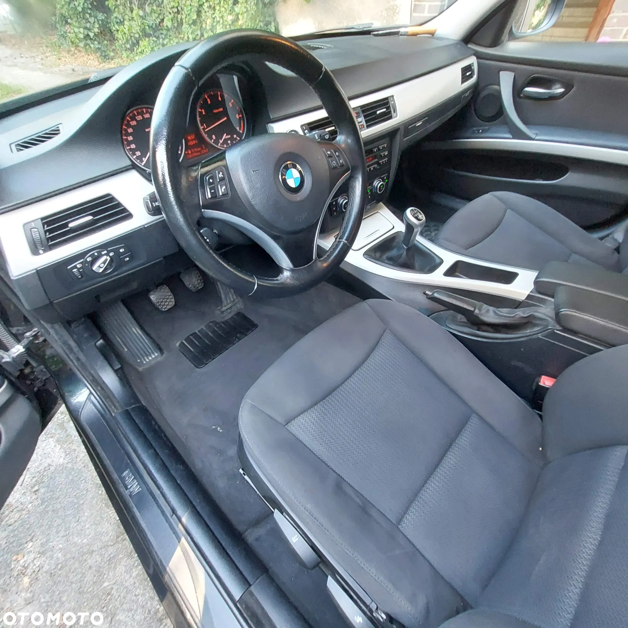 BMW Seria 3 318i Touring - 12