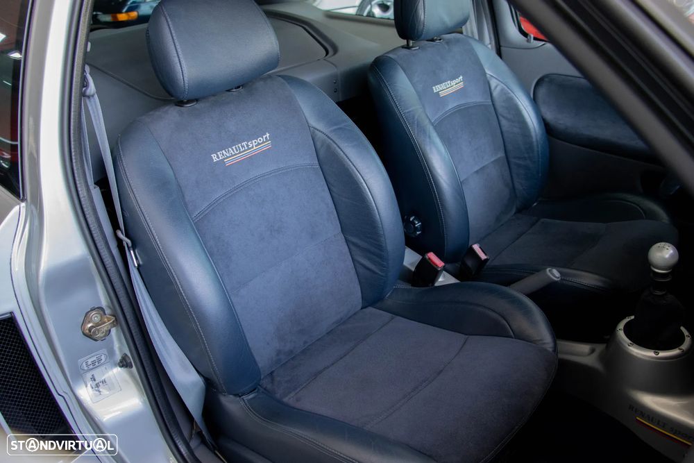 Renault Clio 3.0 V6 Sport - 38
