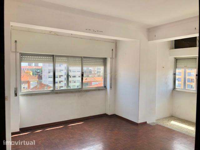 Apartamento T1 com Terraço de 125 m² no Centro do Barreiro - Grande imagem: 2/15