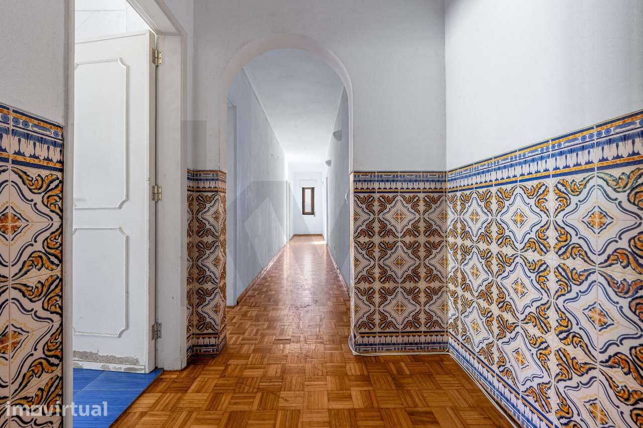 T3 no Bairro da Terplana: 107 m2 com varanda, Arrecadação,para Remodel - Grande imagem: 2/29