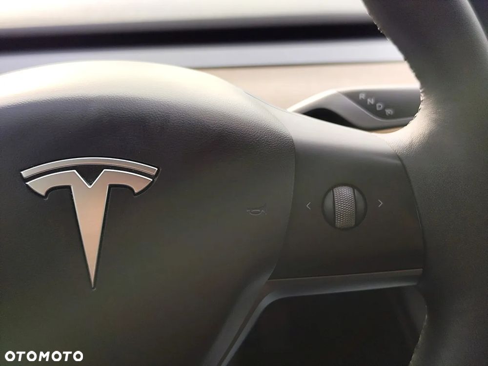 Tesla Model 3 - 24