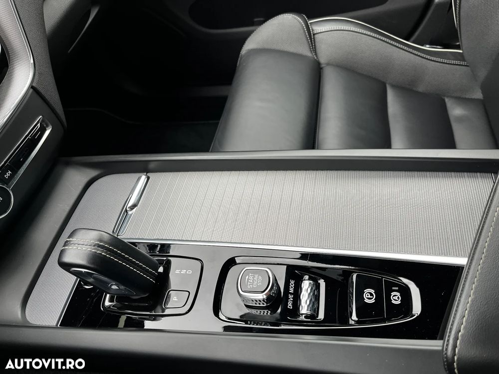 Volvo XC 60 B4 MHEV AT8 FWD R-Design - 22
