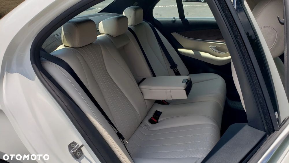 Mercedes-Benz Klasa E 300 9G-TRONIC - 24