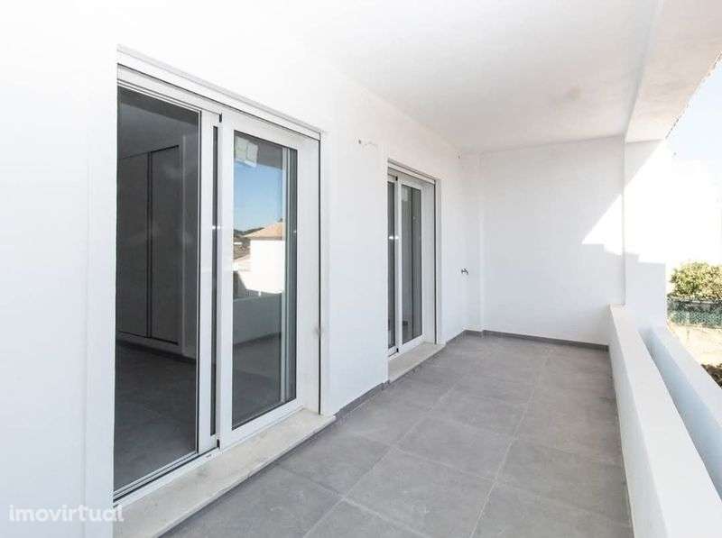 Moradia T3, Elegância, Conforto e Localização Privilegiada no Algarve - Grande imagem: 3/7