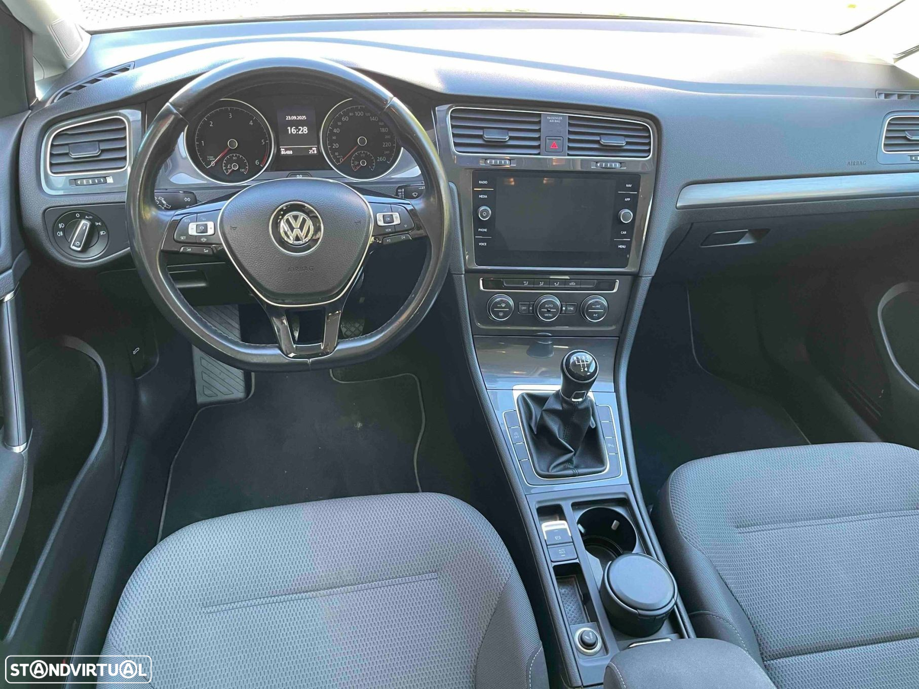 VW Golf 1.6 TDI Confortline - 31