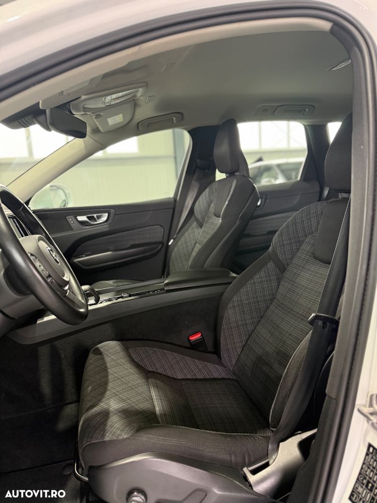Volvo XC 60 B4 MHEV AWD Momentum Pro - 11