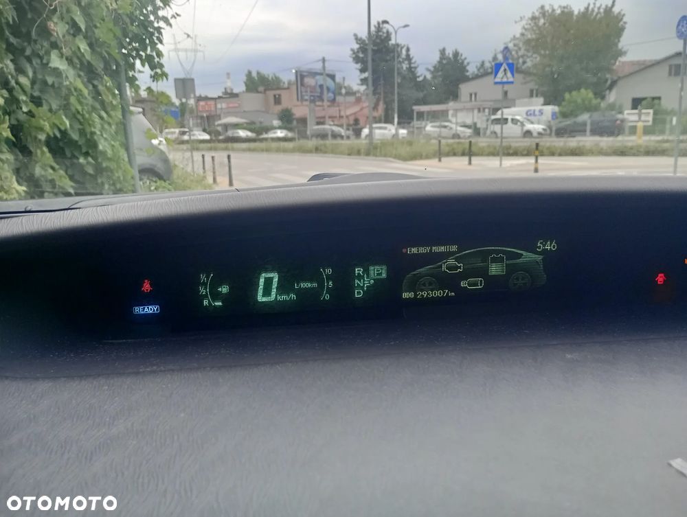 Toyota Prius 1.8 HSD Prestige - 8