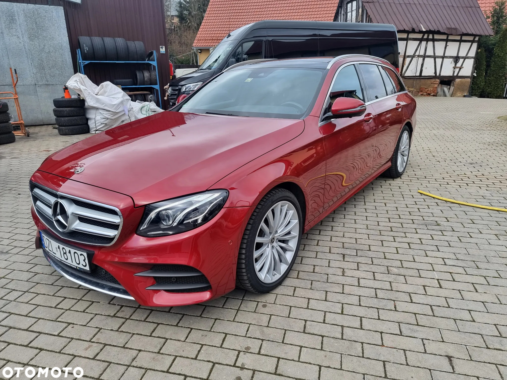 Mercedes-Benz Klasa E 220 d T 9G-TRONIC - 4