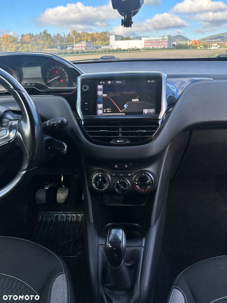 Peugeot 208 - 8