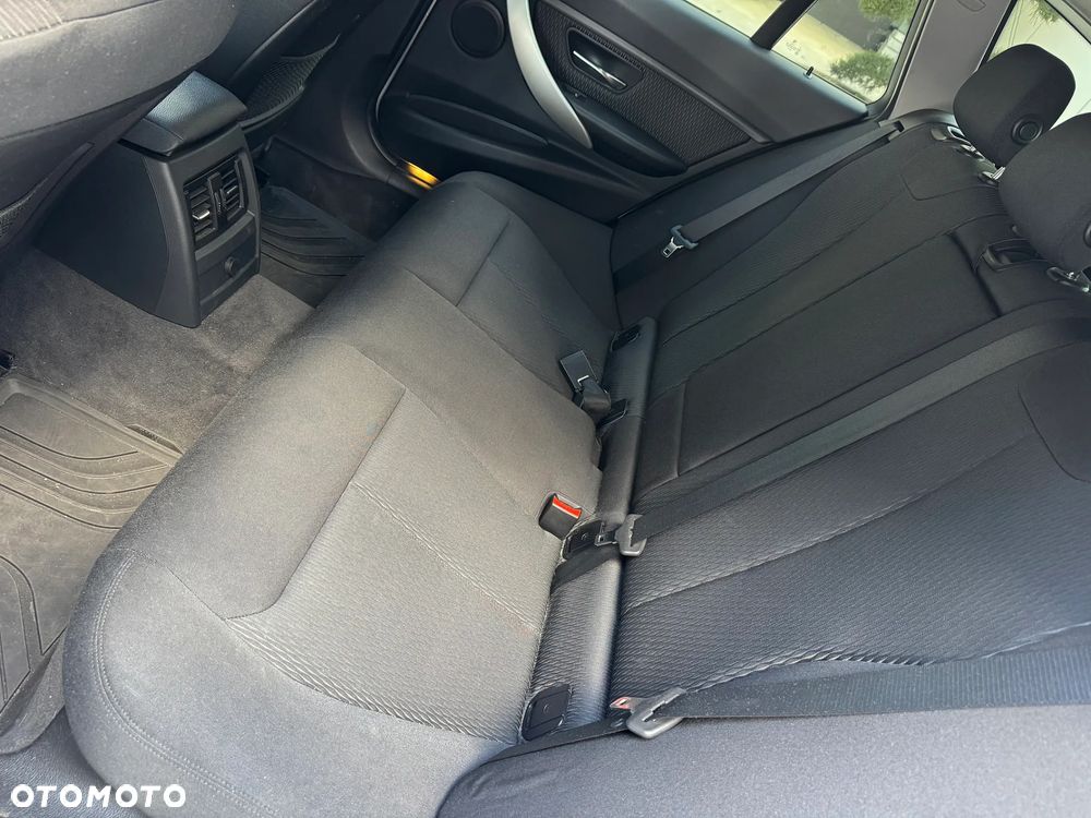 BMW Seria 3 318d DPF Edition Sport - 31