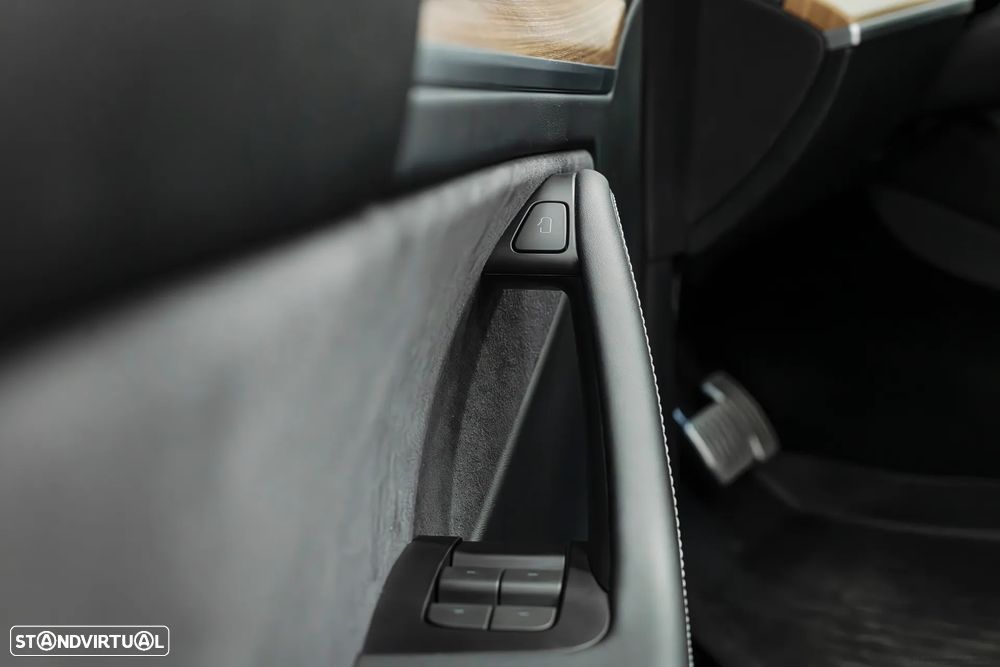 Tesla Model Y Performance Tração Integral - 21