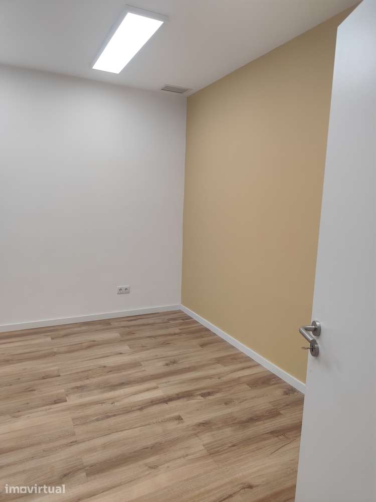 Espaço comercial à venda na Av. da República junto à Câmara de Gaia - Grande imagem: 3/17