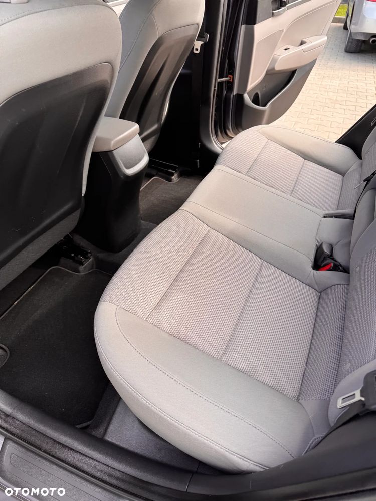 Hyundai Elantra - 12