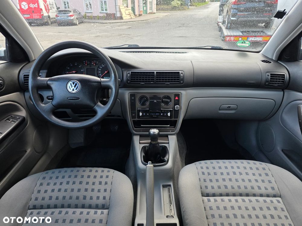 Volkswagen Passat 1.6 Comfortline - 24